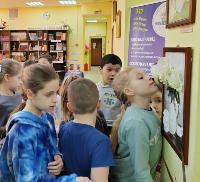 Дети в Трогательном зале: экскурсия-знакомство со специальной библиотекой